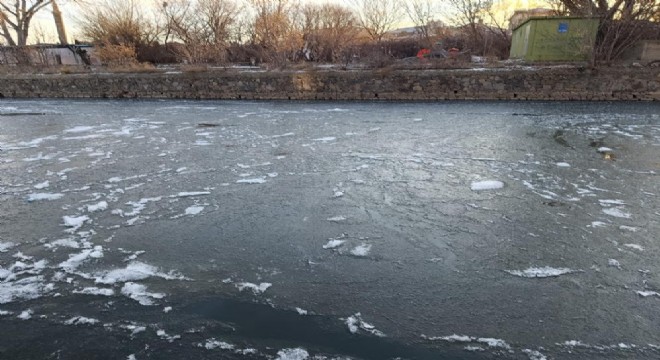 Kars Çayı 1 günde dondu
